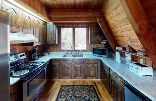 Nelsonville Cabin | Luxury Lodge in Hocking Hills w/Swimming Pool, Hot Tub and Lake - Wedding Venue