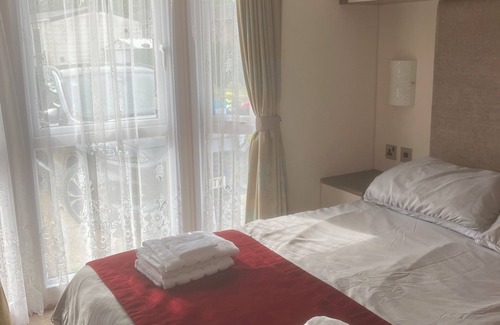 Great Billing Cabin | Luxury lodge on the lake with attractions for adults and children