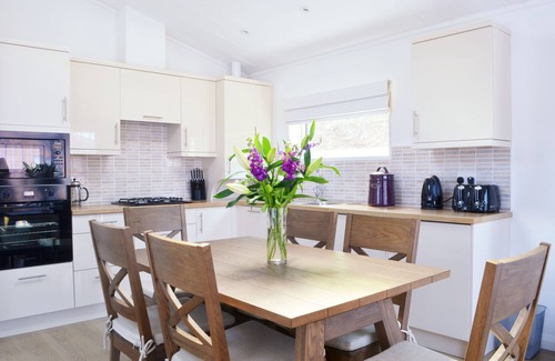 Plymouth Ski Chalet | Luxury Lodge, South Devon Coast nr Plymouth, 200m to Beach + Indoor Heated Pool,