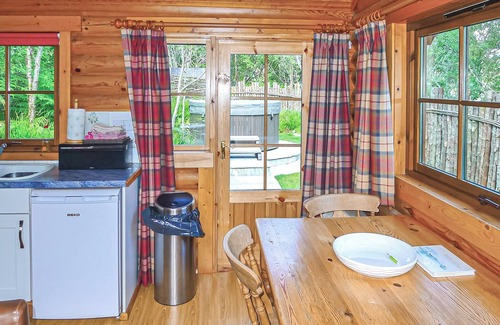 Craobh Haven Ski Chalet | Luxury lodge with king-size four poster and child size single.