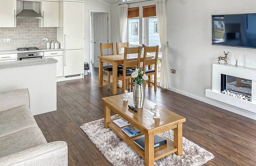 Laurencekirk Ski Chalet | Luxury lodge with one double and one twin.