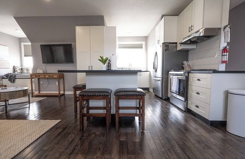 Clairmont Apartment | Luxury Loft- WIFI | Smart TV | Kitchen Essentials