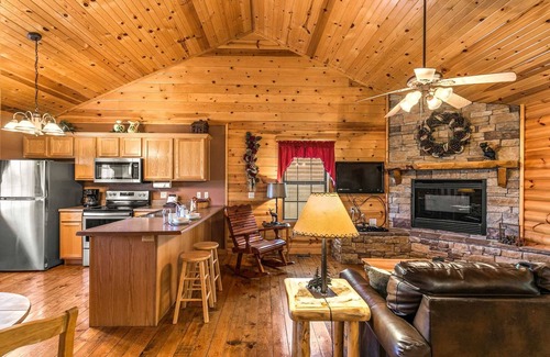 Branson Cabin | Luxury Log Cabin! King Bed, Full Kitchen, Fireplace, Wooded Views! | A4