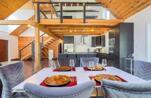 Bayfield Cottage | Luxury Log Retreat - *King Bed, Game Room*