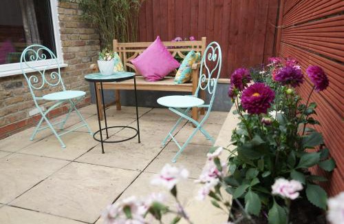 Haringey Apartment | Luxury London Garden home sleep 7, 2 mins to metro