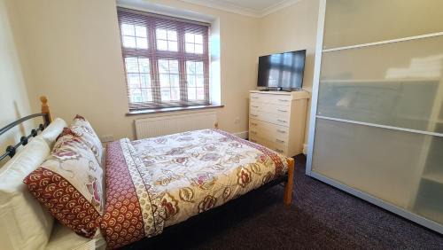 Cranbrook House | Luxury London House Sleeps x 16, Free Parking, Free Wifi, Garden Patio, Close to tube line easy access to Central London