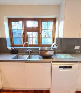 Cranbrook House | Luxury London House Sleeps x 16, Free Parking, Free Wifi, Garden Patio, Close to tube line easy access to Central London