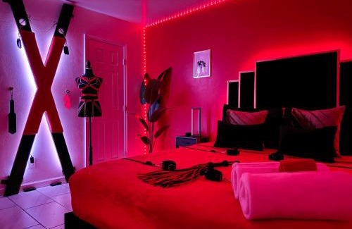 Peter Howell Apartment | Luxury Lovers Escape Hot Tub & Fantasy Suite