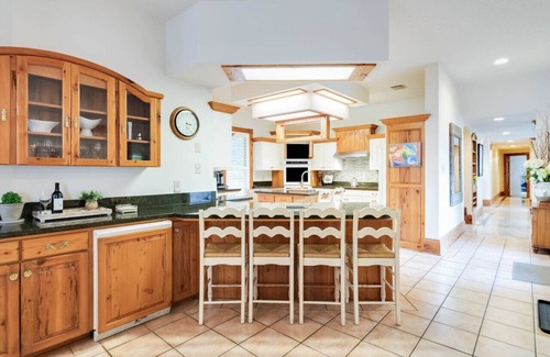 New Iberia House | Luxury Mansion on pond + pool + gameroom