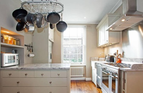 St. Johns Wood Apartment | Luxury Marylebone Flat with Private Garden!