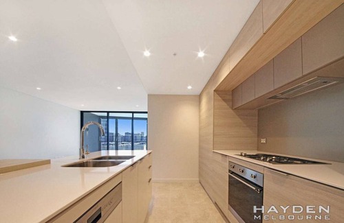 Docklands Apartment | Luxury Melbourne River Suite with Private Bath & Views