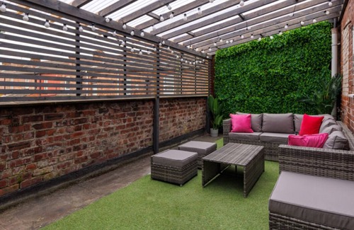 Liverpool Apartment | Luxury Mirror Party Pad!