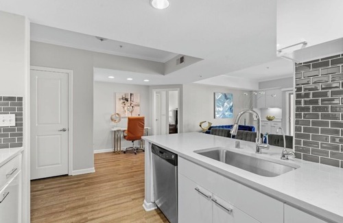 Vernon Apartment | Luxury Modern 2-bedroom apartment Home in Los Angeles w/WiFi + Central Ac