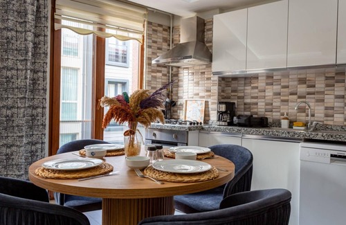 Galata Apartment | Luxury Modern Flat next to the Coast & Galataport