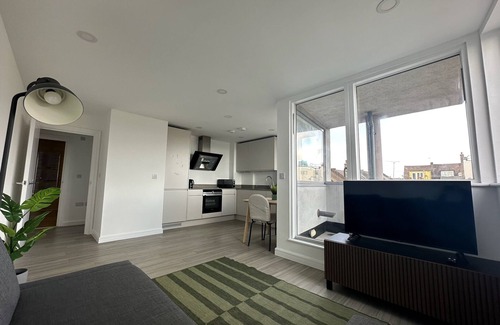 Leigh-on-Sea Apartment | Luxury modern Apt with parking on Leigh Broadway