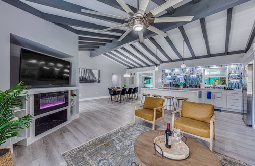 Oak Park - Northwood House | Luxury Modern Home with Heated Pool/Hot Tub, Pool Table, Poker Room & Games
