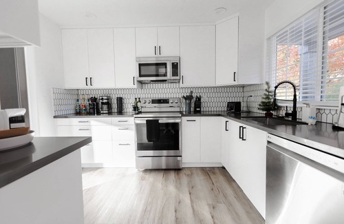 Four Corners House | Luxury Modern King Suite - Family/Business Getaway