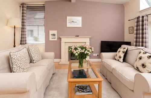 Morningside House | Luxury Morningside Cottage with Patio