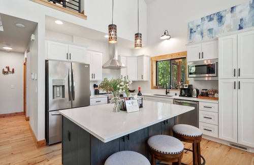 Enumclaw House | Luxury mountain cabin, near Crystal Mountain & Mt. Rainier