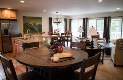 Upper Kingsbury House | LUXURY MOUNTAIN HOME -Ideal for families- RARE FIND- Sleeps 10