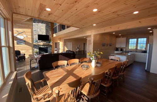 James Creek Cabin | Luxury Mountain Lake Home! Mt.topView!Hot Tub,FirePit,Putting Green,Pickleball