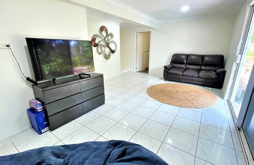 Winmalee House | Luxury Mountain Retreat, Swimming Pool, A/C with Forest Views