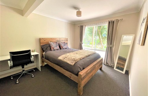 Sydney House | Luxury Mountain Retreat with Gym, Heated Private Pool & Bush Views