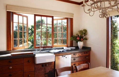 Pataua Cottage | Luxury Nature Retreat with Sea View - Tahi