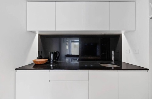 Potts Point Apartment | Luxury New York Sky Pad - with Views + Gym +Sauna