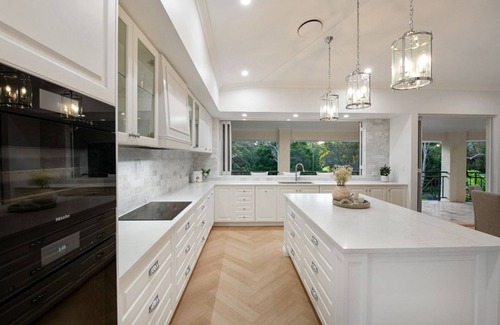Carindale House | Luxury Oasis in Carindale - Relax, Unwind & Enjoy! Pool, Wifi, AC & Chef Kitchen