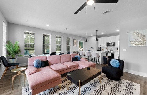Southside Apartment | Luxury Oasis: Posh 3BR/2BA with Pool & Gym