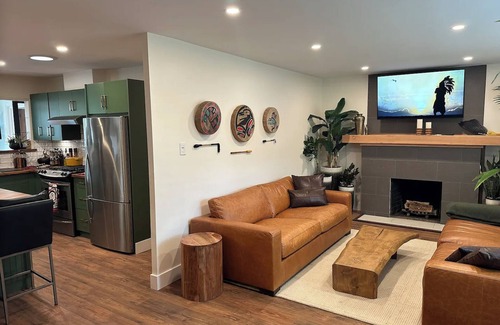 District of North Vancouver House | Luxury OASIS w/private POOL & HOT TUB