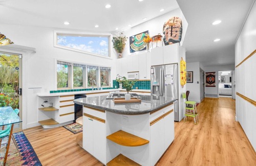 Mount Helix House | Luxury Oasis with Pool & Pergola Dining