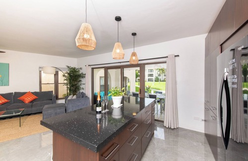 Seven Mile Beach Apartment | Luxury Ocean View Oasis on 7 Mile Beach