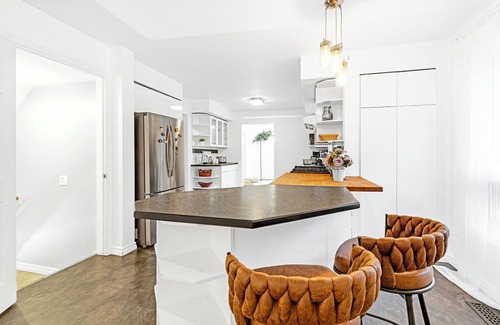 Niagara-on-the-Lake House | Luxury Old Town Escape With Pool and Hot Tub in Spacious House