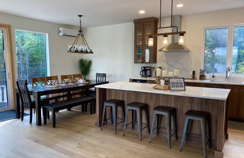 La Minerve House | Luxury Panoramic Lakeview Cottage w/Spa, Game Room & Beach