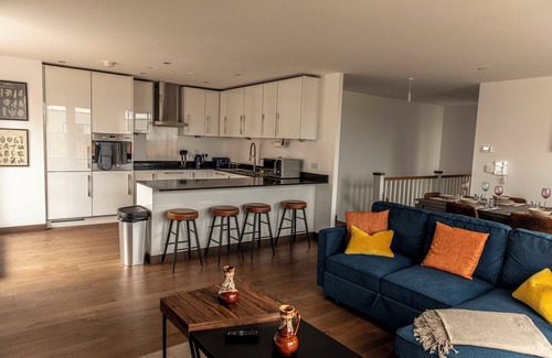 Maidstone Apartment | Luxury Penthouse 3 bedroom apartment with parking, 85inc TV and pool table