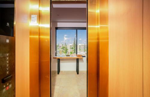Biggera Waters Apartment | Luxury Penthouse w Hot Tub Views