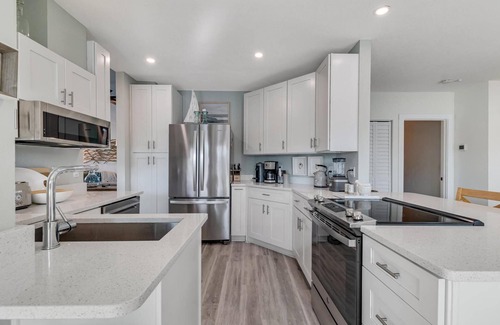 Palm Harbor House | Luxury Pool Home | Boat Dock | Canal Home | Recently Updated | Close to Golf | WIFI | Heated Pool
