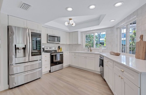 McGregor House | Luxury Pool & Spa Home near Beachs and Downtown. Enjoy fruit trees on property.