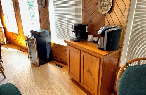 East Kootenay Villa | Luxury Private 150 foot Beachfront Lakehouse (sleeps 14) with two large docks.
