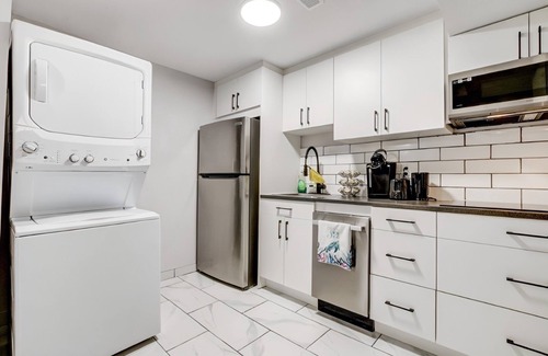 Highland House | Luxury & private 3 bed unit*kitchen*wifi*park*mall