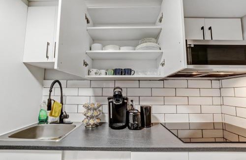 London Apartment | Luxury & private 3 bed unit kitchen wifi park mall