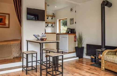 Manley House | Luxury Private Annexe & Hot Tub Set Within Gardens With Summer House