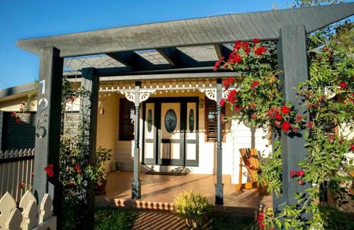 Golden Beach Apartment | Luxury Pumicestone Cottage - Beach Charm - ZA7