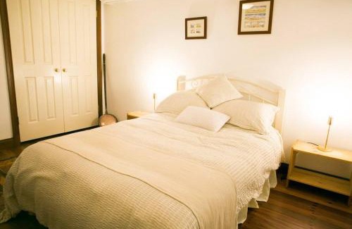 Golden Beach Apartment | Luxury Pumicestone Cottage - Beach Charm - ZA7