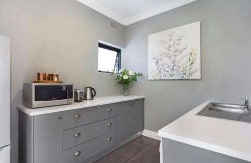 Lakeside Apartment | Luxury Queen Room