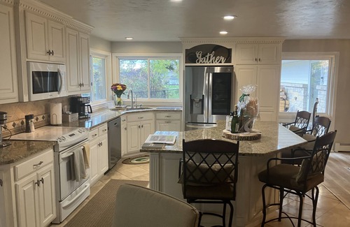 Green Bay House | Luxury ranch home a mile from Lambeau, 1 hr OSK, 15 Min GRB, 10 MI 92C.