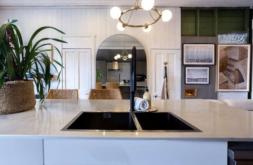 Clayfield House | Luxury Residence Heated Magnesium Pool+Parking