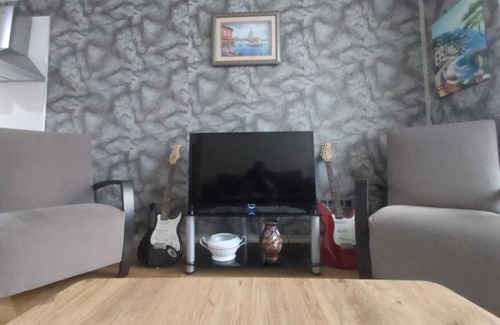 Kadikoy Apartment | luxury residence in istanbul!--5 min from the metrobus, have pool, sauna n more!